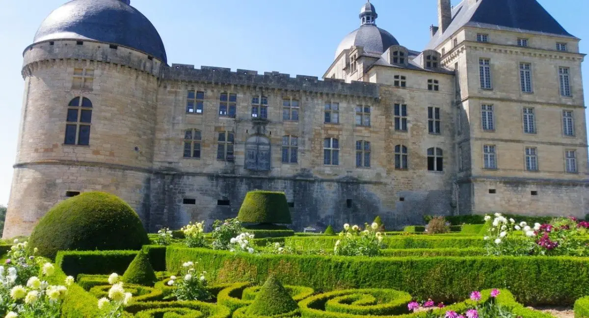 chateau hautefort.jpg